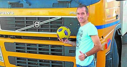 Jesús Rastrero reparte las horas del día entre la jornada en el camión, el sueño discontinuo y los entrenamientos. Jesús Rastrero reparte las horas del día entre la jornada en el camión, el sueño discontinuo y los entrenamientos.