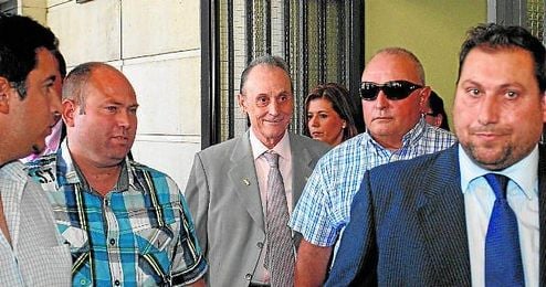 Manuel Ruiz de Lopera, a la salida de los juzgados de Sevilla, donde tiene varias causas pendientes. Manuel Ruiz de Lopera, a la salida de los juzgados de Sevilla, donde tiene varias causas pendientes.