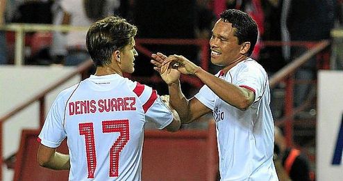 Bacca celebra con Denis Suárez uno de los goles del Sevilla en el Pizjuán. Bacca celebra con Denis Suárez uno de los goles del Sevilla en el Pizjuán.