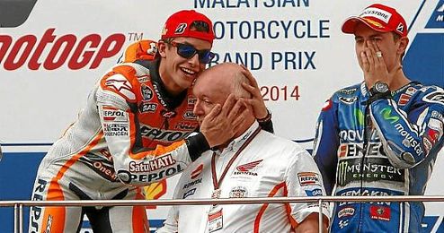 Márquez bromea con su ingeniero de equipo en el podio. Márquez bromea con su ingeniero de equipo en el podio.