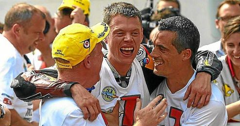 Tito Rabat celebra el título con su equipo. Tito Rabat celebra el título con su equipo.