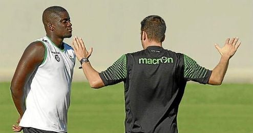 El senegalés Alfred N´Diaye, junto al técnico Julio Velázquez durante un entrenamiento. El senegalés Alfred N´Diaye, junto al técnico Julio Velázquez durante un entrenamiento.
