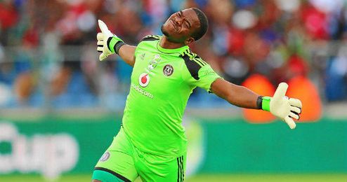 Senzo Meyiwa protesta una acción defendiendo la portería de los Orlando Pirates. Senzo Meyiwa protesta una acción defendiendo la portería de los Orlando Pirates.