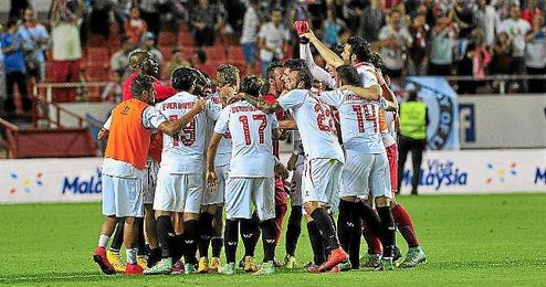 La plantilla del Sevilla celebra la victoria. La plantilla del Sevilla celebra la victoria.
