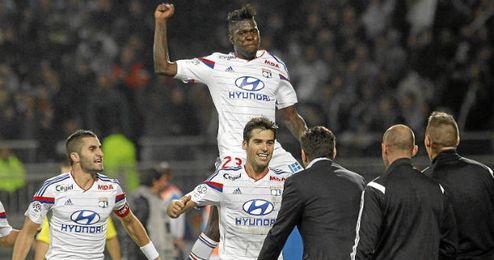 Gourcuff celebrando el gol con sus compañeros Gourcuff celebrando el gol con sus compañeros