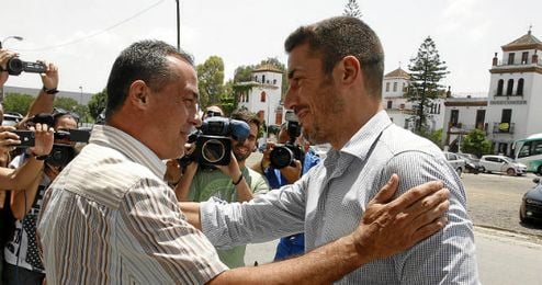 Alexis junto al entrenador del Betis, Julio Velázquez Alexis junto al entrenador del Betis, Julio Velázquez