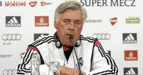 Ancelotti en una rueda de prensa en Varsovia. Ancelotti en una rueda de prensa en Varsovia.