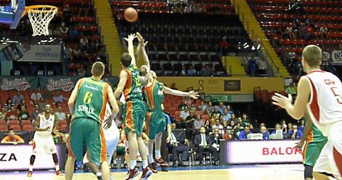 Un lance del último partido ante el Spirou Charleroi Un lance del último partido ante el Spirou Charleroi