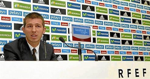 Celades en la sala de prensa de la Ciudad del Fútbol. Celades en la sala de prensa de la Ciudad del Fútbol.