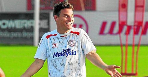 Gameiro, en un entrenamiento. Gameiro, en un entrenamiento.
