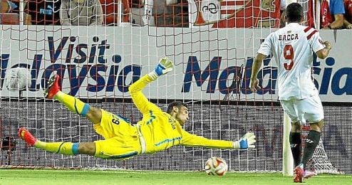 Sergio Rico realizando una estirada ante el Feyernood. Sergio Rico realizando una estirada ante el Feyernood.