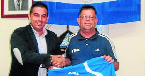 El extécnico de Montellano y Utrera posa el día de su presentación con Jacinto Reyes, presidente de la FENIFUT. El extécnico de Montellano y Utrera posa el día de su presentación con Jacinto Reyes, presidente de la FENIFUT.