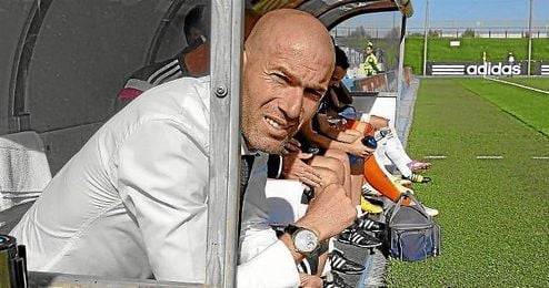 Zidane, en el banquillo del Castilla. Zidane, en el banquillo del Castilla.