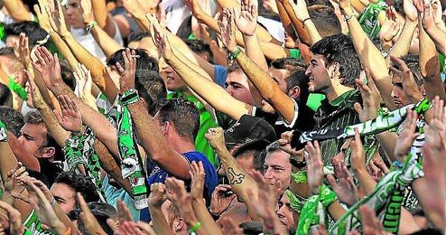 Aficionados béticos animan durante el partido contra el Mirandés. Aficionados béticos animan durante el partido contra el Mirandés.