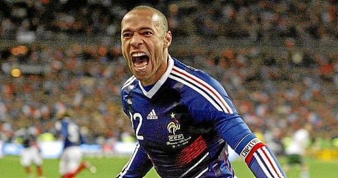 Henry celebra un gol con la selección francesa Henry celebra un gol con la selección francesa