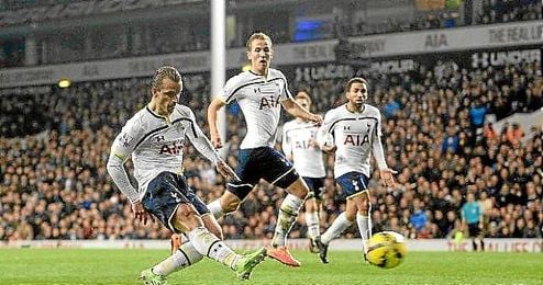 Roberto Soldado disparando a puerta para hacer el 2-1 para el Tottenham ante el Everton Roberto Soldado disparando a puerta para hacer el 2-1 para el Tottenham ante el Everton