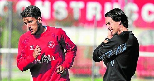 Emery, en la imagen junto al jugador que más ha utilizado, Carriço, está dando oportunidades a todos sus efectivos. Emery, en la imagen junto al jugador que más ha utilizado, Carriço, está dando oportunidades a todos sus efectivos.