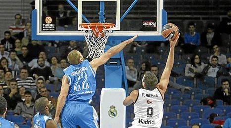 Felipe Reyes lanza a canasta. Felipe Reyes lanza a canasta.