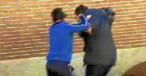 Captura del momento de la agresión al cámara de televisión. Captura del momento de la agresión al cámara de televisión.