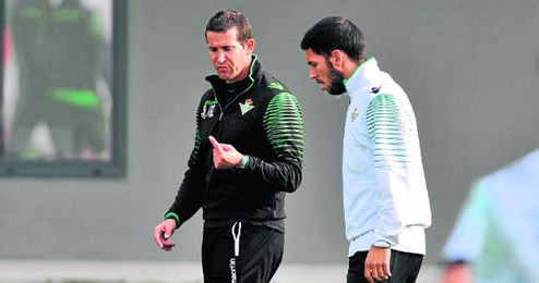 En la imagen, el linense Juan Merino da instrucciones al pizarreño Dani Pacheco durante una sesión de trabajo de la primera plantilla verdiblanca llevada a cabo la pasada semana. En la imagen, el linense Juan Merino da instrucciones al pizarreño Dani Pacheco durante una sesión de trabajo de la primera plantilla verdiblanca llevada a cabo la pasada semana.