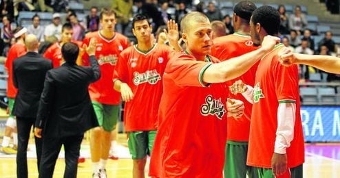 El estadounidense con pasaporte georgiano del Baloncesto Sevilla Ben Woodside vestirá por primera vez la camiseta ante su afición. El estadounidense con pasaporte georgiano del Baloncesto Sevilla Ben Woodside vestirá por primera vez la camiseta ante su afición.