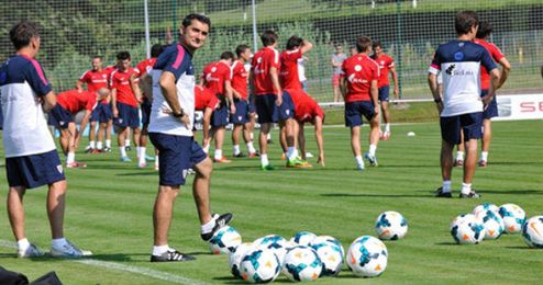 Ernesto Valverde y su equipo en pleno entrenamiento matinal Ernesto Valverde y su equipo en pleno entrenamiento matinal