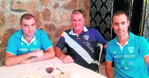 En la imagen, el cuerpo técnico de la Balompédica Lebrijana durante un viaje a Ceuta: Joaquín Hidalgo (izquierda), Paco Estudillo y Manuel César. En la imagen, el cuerpo técnico de la Balompédica Lebrijana durante un viaje a Ceuta: Joaquín Hidalgo (izquierda), Paco Estudillo y Manuel César.