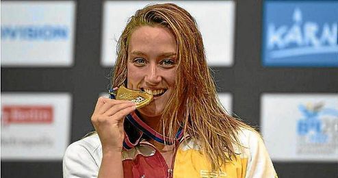 Mireia posando con una de sus medallas Mireia posando con una de sus medallas
