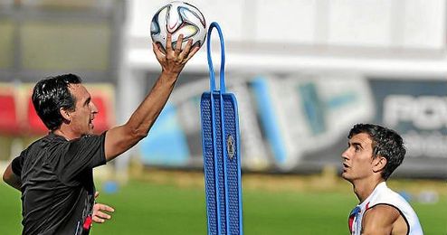 Juan Muñoz entrena habitualmente con el primer equipo. Juan Muñoz entrena habitualmente con el primer equipo.