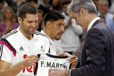 Felipe Reyes en el homenaje a Fernando Martín frente al CAI Felipe Reyes en el homenaje a Fernando Martín frente al CAI