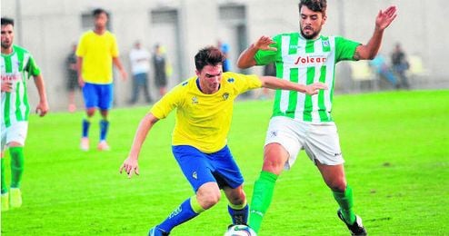 El ya exverdiblanco Rafael Melo Pizarro ´Melo´ presiona a un rival cadista. El ya exverdiblanco Rafael Melo Pizarro ´Melo´ presiona a un rival cadista.