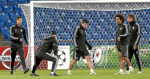 Varios jugadores del Real Madrid en un entrenamiento. Varios jugadores del Real Madrid en un entrenamiento.