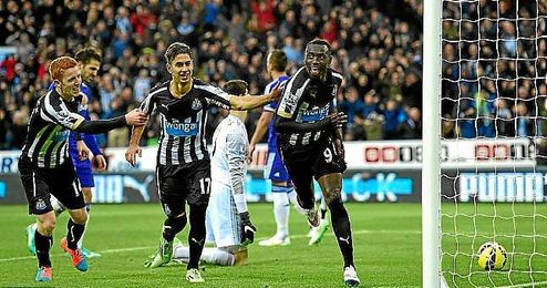 Papiss Cissé celebra uno de sus goles perseguido por Ayoze Pérez. Papiss Cissé celebra uno de sus goles perseguido por Ayoze Pérez.