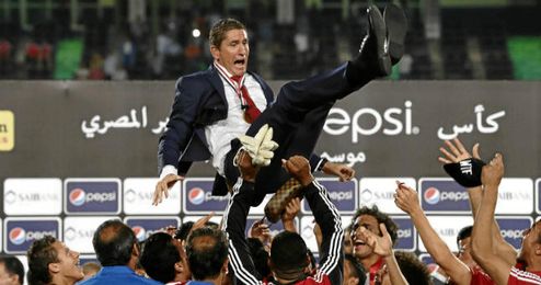 Garrido celebra con el conjunto egipcio su primer título. Garrido celebra con el conjunto egipcio su primer título.