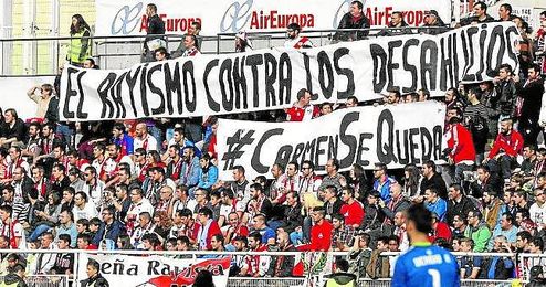 El Rayo y sus aficionados han mostrado su apoyo a Carmen. El Rayo y sus aficionados han mostrado su apoyo a Carmen.