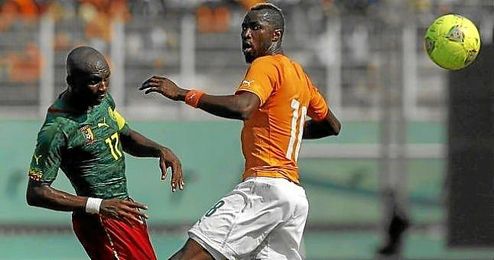M´Bia, con Camerún en el partido de clasificación ante Costa de Marfil. M´Bia, con Camerún en el partido de clasificación ante Costa de Marfil.