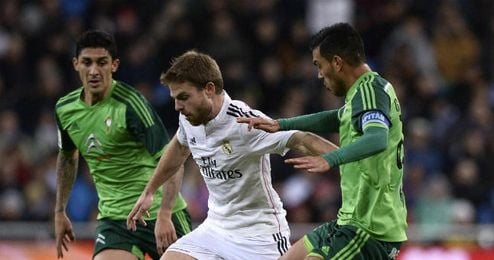 Cabral pugna en una acción con Illarramendi. Cabral pugna en una acción con Illarramendi.
