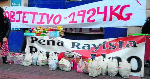 Imágenes de la recogida de alimentos promovida por los peñistas. Imágenes de la recogida de alimentos promovida por los peñistas.
