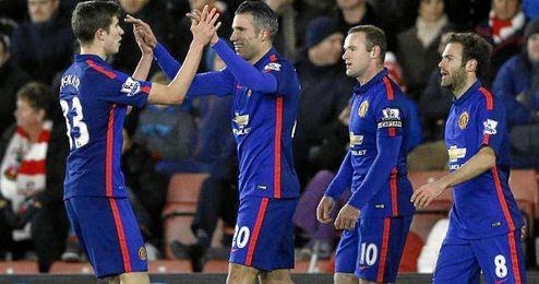 Van Persie celebrando uno de los goles ante el Southampton. Van Persie celebrando uno de los goles ante el Southampton.