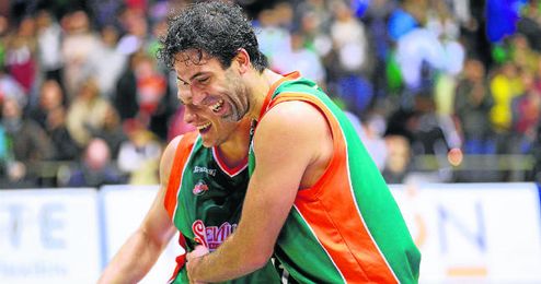Berni Rodríguez abraza al estadounidense Ben Woodside Berni Rodríguez abraza al estadounidense Ben Woodside