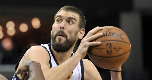 Marc Gasol busca el aro ante la oposición de un rival. Marc Gasol busca el aro ante la oposición de un rival.