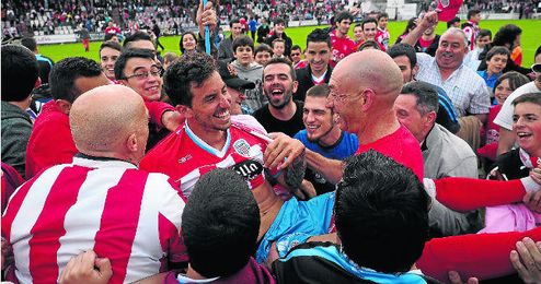 El atacante franco-italiano fue manteado por la hinchada del Anxo Carro en su despedida como jugador lucense. El atacante franco-italiano fue manteado por la hinchada del Anxo Carro en su despedida como jugador lucense.