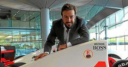 Fernando Alonso posa en la fábrica de Woking. Fernando Alonso posa en la fábrica de Woking.