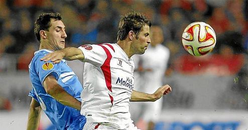 Coke durante un lance del partido frente al Rijeka. Coke durante un lance del partido frente al Rijeka.