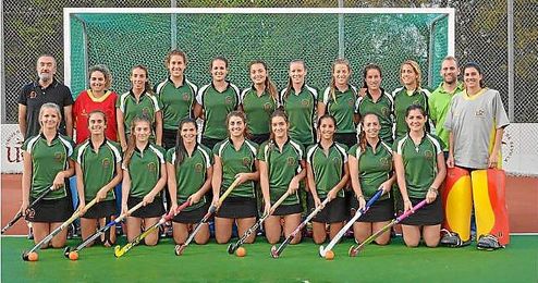 Plantilla del Universidad del Sevilla de hockey hierba femenino al completo,con el técnico Diego Cabeza al frente. Plantilla del Universidad del Sevilla de hockey hierba femenino al completo,con el técnico Diego Cabeza al frente.