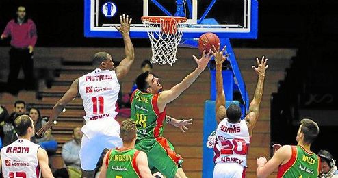 El Baloncesto Sevilla se aseguró la clasificación matemática tras su victoria frente al SLUC Nancy, a falta de una jornada de la primera fase. El Baloncesto Sevilla se aseguró la clasificación matemática tras su victoria frente al SLUC Nancy, a falta de una jornada de la primera fase.