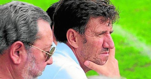 Diego Román, en un envite del curso pasado con el Cabecense; a su lado, Jesús Valladares, secretario técnico rojinegro. Diego Román, en un envite del curso pasado con el Cabecense; a su lado, Jesús Valladares, secretario técnico rojinegro.