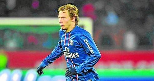 Clément Chantôme conduce el balón con la elástica del PSG. Clément Chantôme conduce el balón con la elástica del PSG.