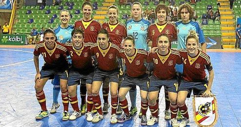Las jugadoras posan antes del partido. Las jugadoras posan antes del partido.