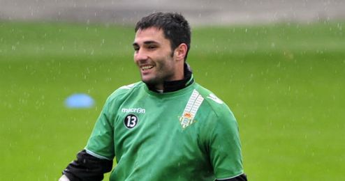 Adán en un entrenamiento bajo lluvia. Adán en un entrenamiento bajo lluvia.